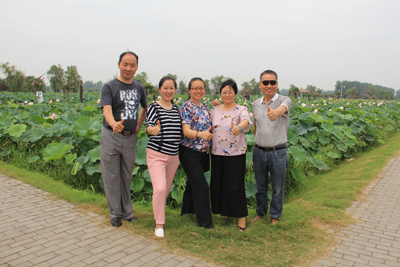 4 金湖荷花荡景区旅游系支部合影.jpg
